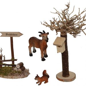 Alfred Kolbe Krippen-Zubehör, (Set, 4tlg.), Bethlehemschild, Baum mit Vogelhaus, inkl. Ziege und Eichhörnchen