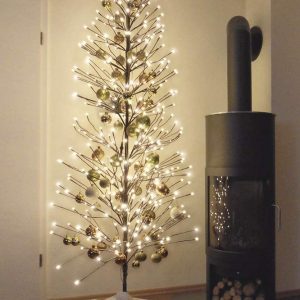 HiLight LED Weihnachtsbaum 180 cm braun – mit 296 warmweißen LEDs und Schneedeko – Christbaum / Tannenbaum für Außenbereich geeignet – Zweige und…