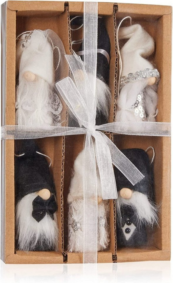 BRUBAKER Dekohänger »Dekoanhänger Gnom Hochzeit aus Holz und Strick« (Geschenkbox mit 6x Dekoanhänger, 6 St), Hochzeitsdekoration Zwerge in Anzug…