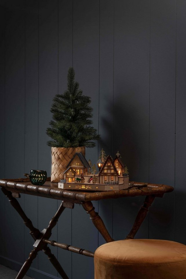 KONSTSMIDE Weihnachtsdorf, LED Holzsilhouette, Dorf mit Schneemann, Kind und Schlitten
