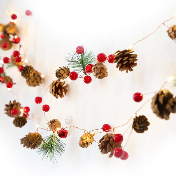 Rosnek LED-Lichterkette »2M 20LEDs, Tannenzapfen Zweig, Glocken und rote Perlen, Weihnachtsbaum Home Party Hochzeit Dekoration«